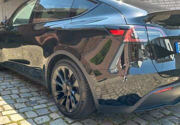 Tesla Model Y 15.487 km 39.900 &euro; Düsseldorf 40221