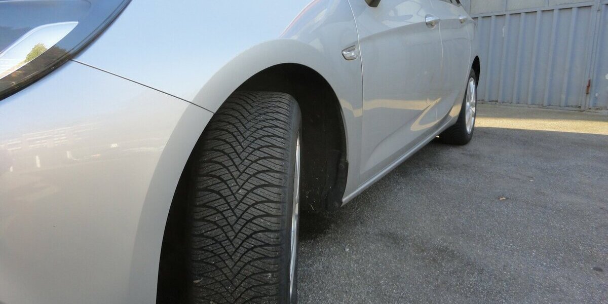 Opel Astra Edition 1,4 Klimatr. PDC V+H Allwetter Shz 90.000 km 8.990 &euro; Neuss 41462