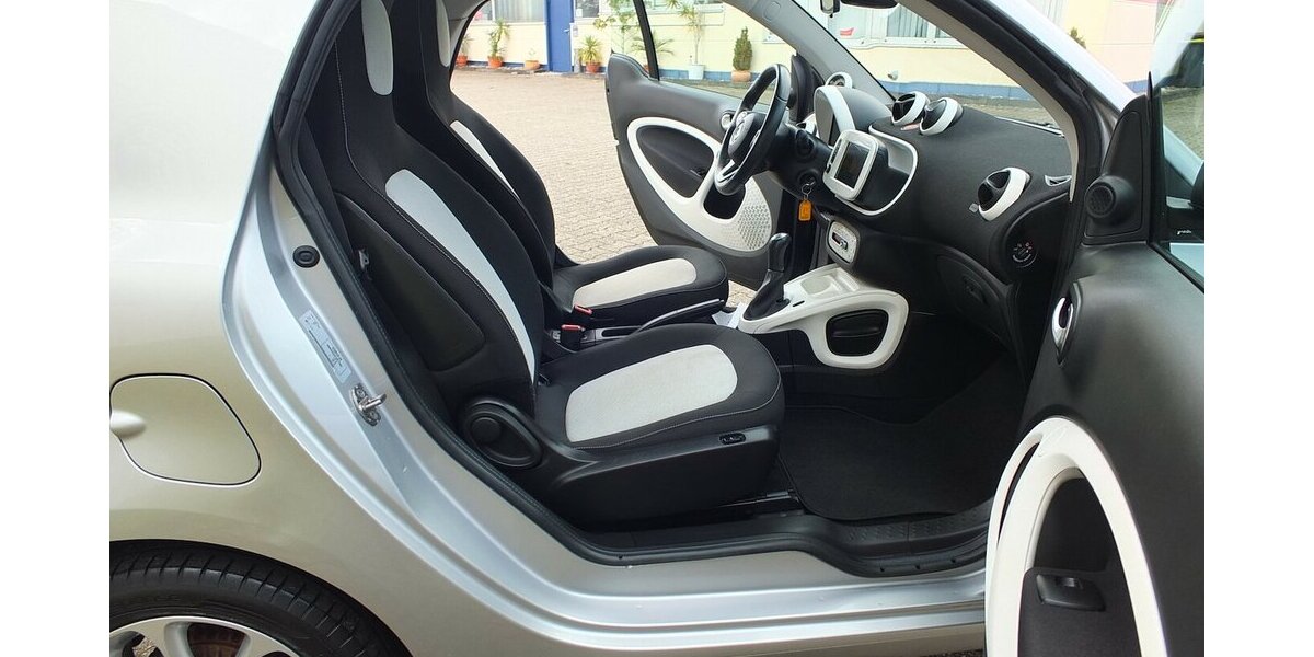 Smart ForTwo PASSION NAVI PANORAMA KLIMAAUTOMATIK SHZ 96.799 km 8.904 &euro; Köln 50858