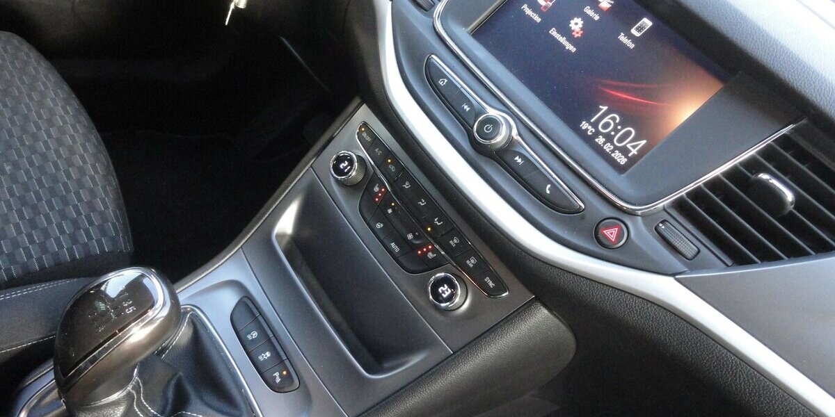 Opel Astra Edition 1,4 Klimatr. PDC V+H Allwetter Shz 90.000 km 8.990 &euro; Neuss 41462