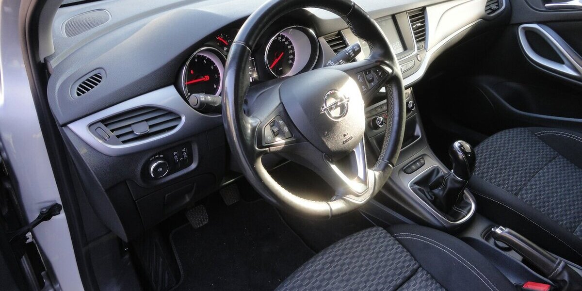 Opel Astra Edition 1,4 Klimatr. PDC V+H Allwetter Shz 90.000 km 8.990 &euro; Neuss 41462