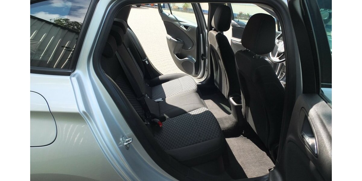 Opel Astra EDITION NAVI KLIMA TEMPOMAT BLUETOOTH 99.125 km 8.908 &euro; Köln 50858